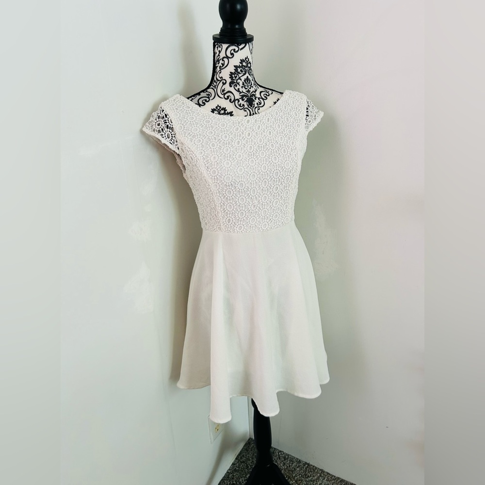 Altar'd State Women’s White Lace Zip V-Back Short Cap Sleeve Mini Dress